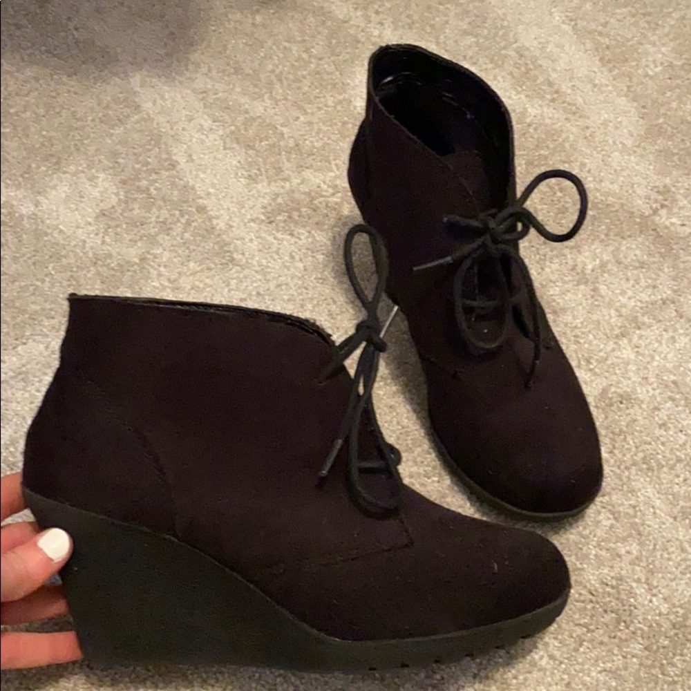 Black wedges